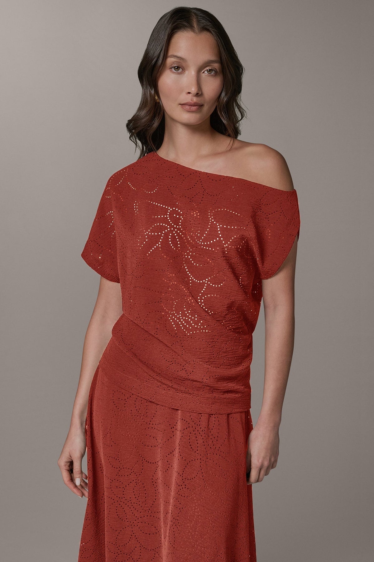 SLEEVELESS ASYMMETRIC LASER CUT TOP