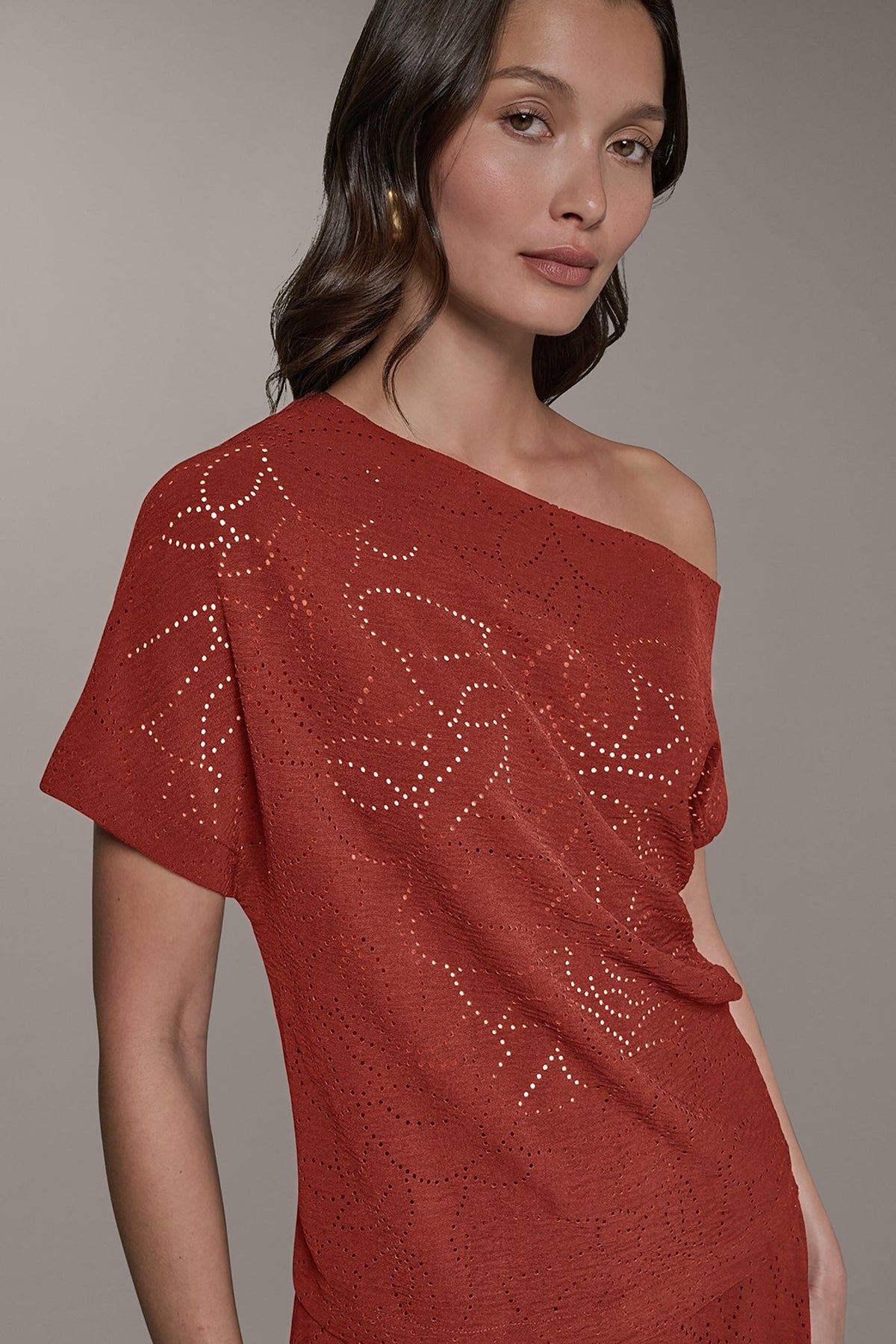 SLEEVELESS ASYMMETRIC LASER CUT TOP
