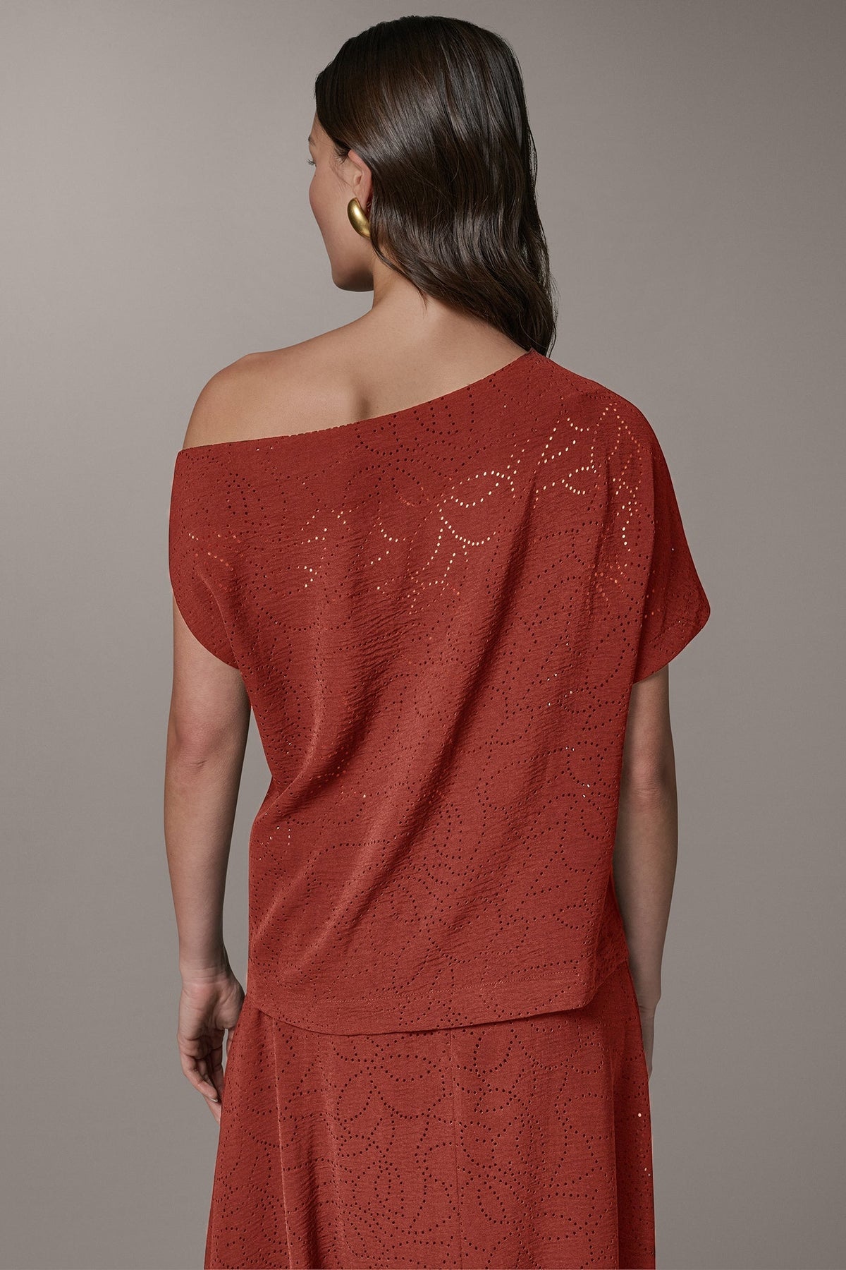 SLEEVELESS ASYMMETRIC LASER CUT TOP