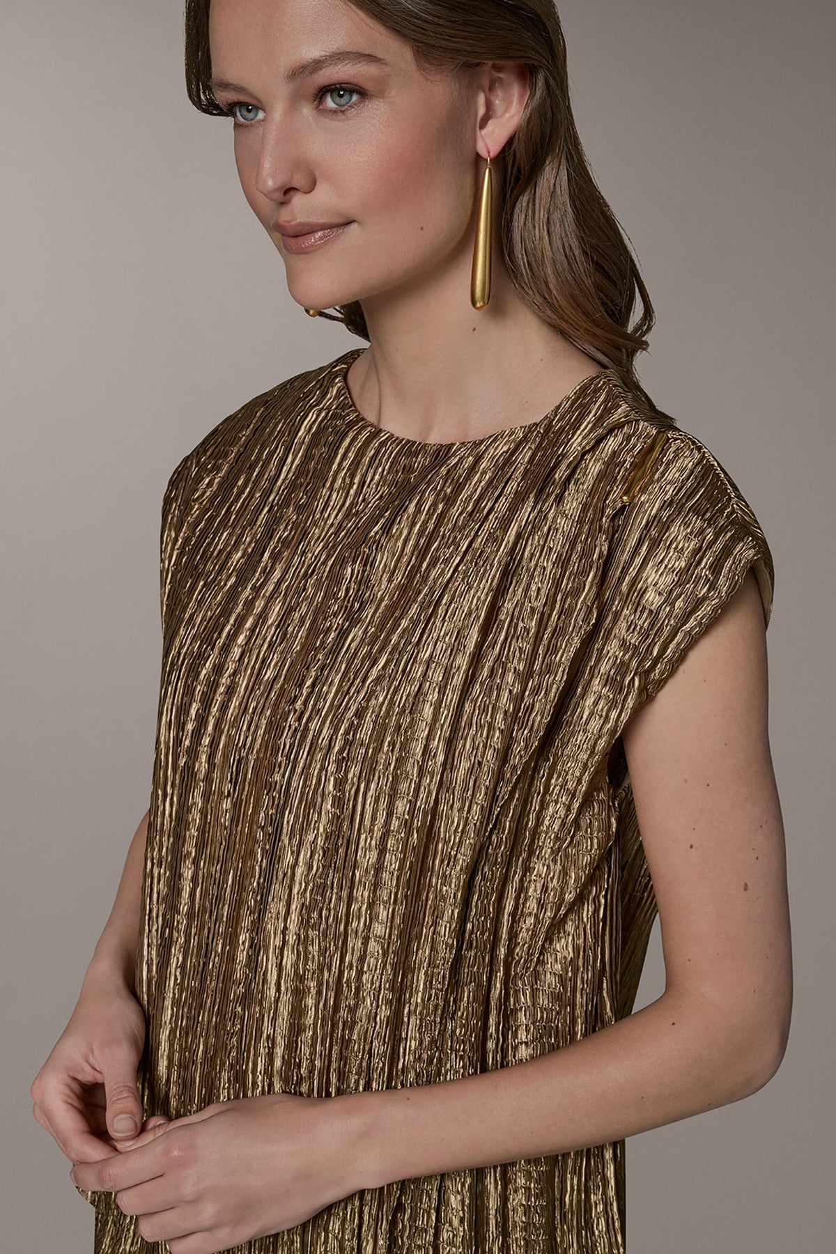 SLEEVELESS METALLIC PLEAT BLOUSE