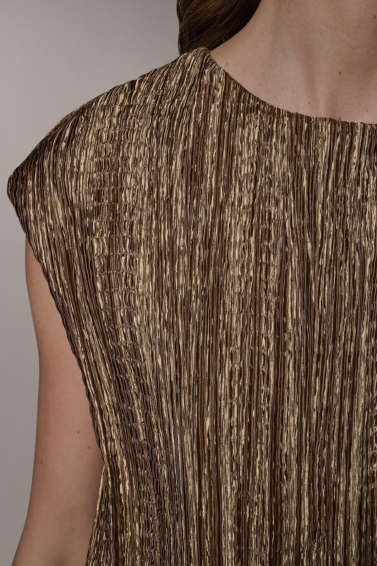 SLEEVELESS METALLIC PLEAT BLOUSE