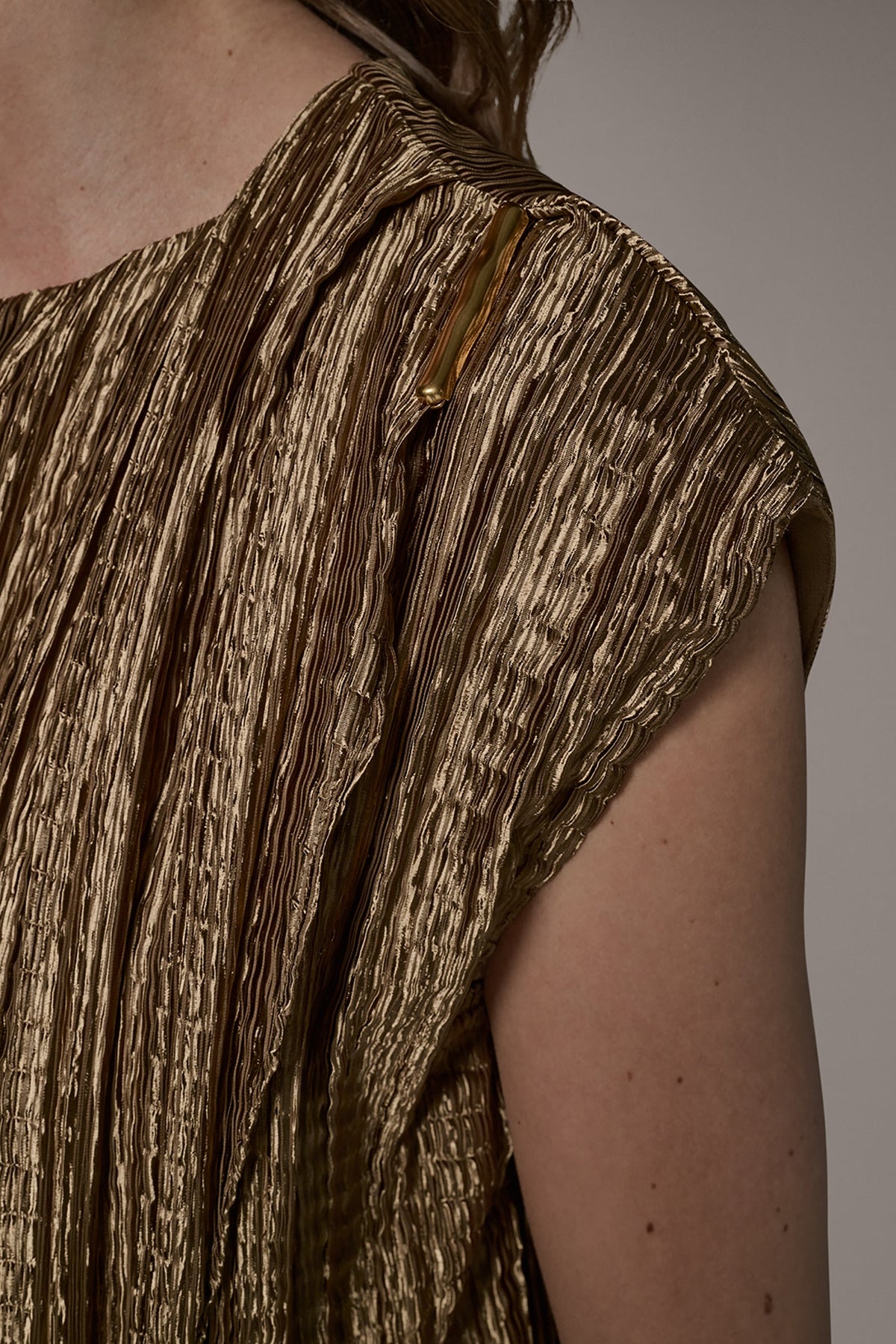 SLEEVELESS METALLIC PLEAT BLOUSE
