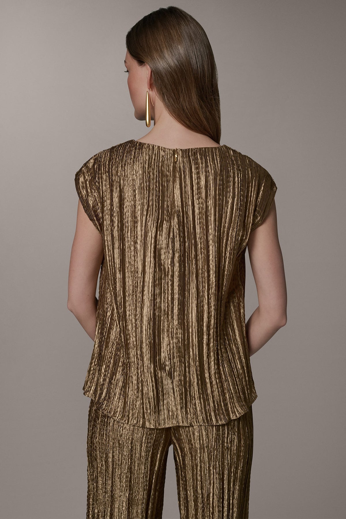 SLEEVELESS METALLIC PLEAT BLOUSE