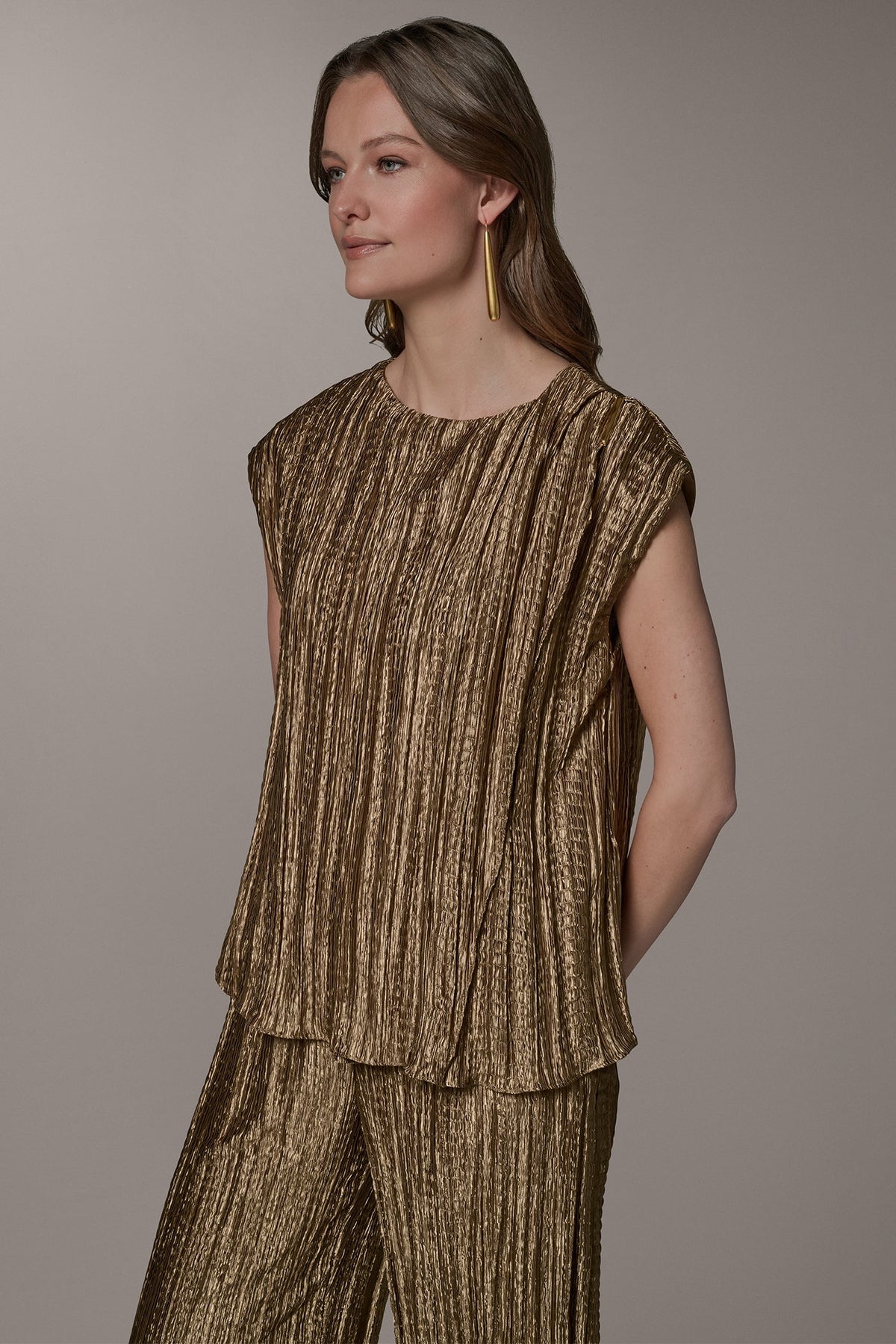 SLEEVELESS METALLIC PLEAT BLOUSE